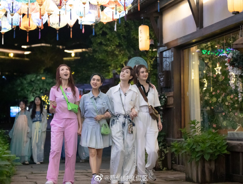 四人去年曾一同拍內地節目《請吃飯的姐姐》。